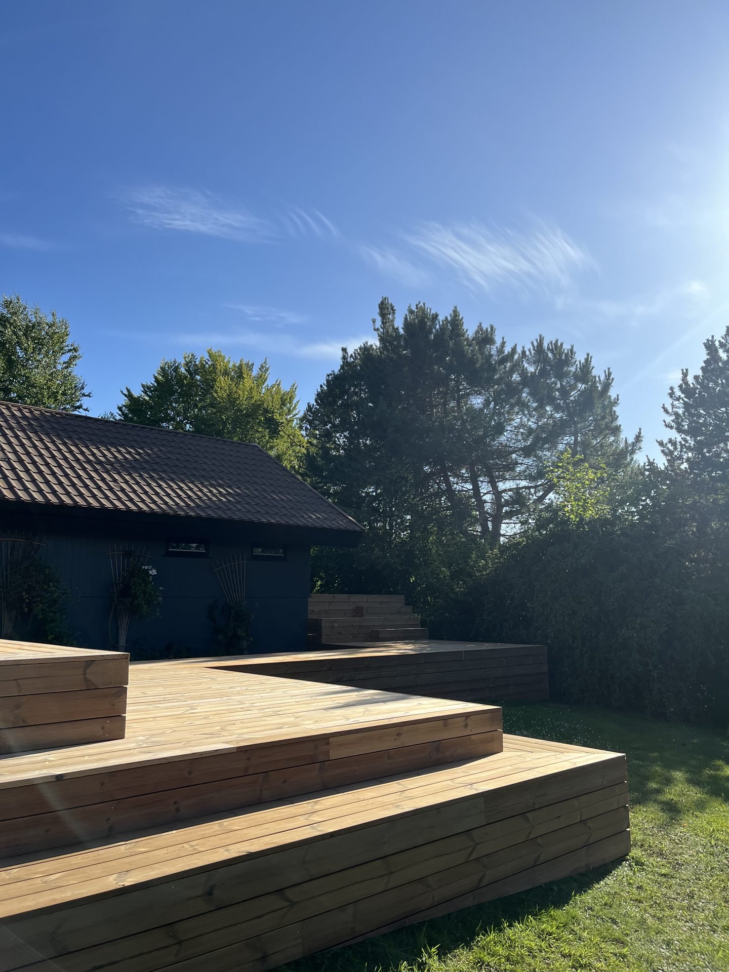 Færdig træterrasse med trapper i haven
